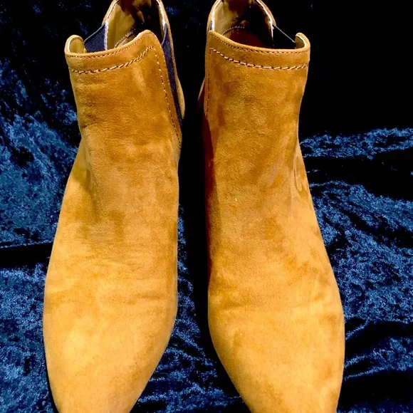 NIB UNISA Camel ankle bootie, Suede manmade material, Sz 8.5 - Picture 4 of 6